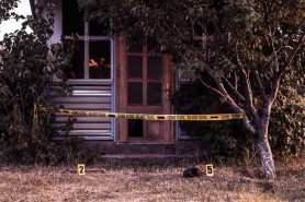 Un bărbat și-a omorât sora însărcinată iar apoi a dat foc cadavrului